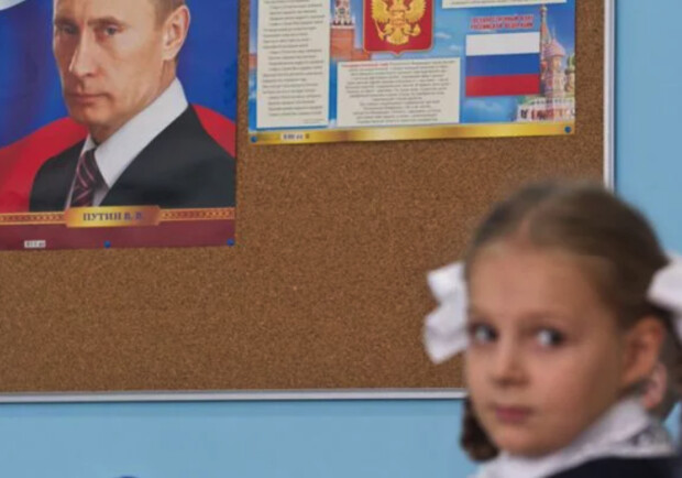 В Мелитополе оккупанты заставляют школьников фотографироваться с портретом Путина -