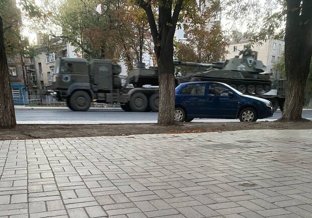 Войска РФ перевозят самоходные пушки "Гиацинт" из Мариуполя в Бердянск. 