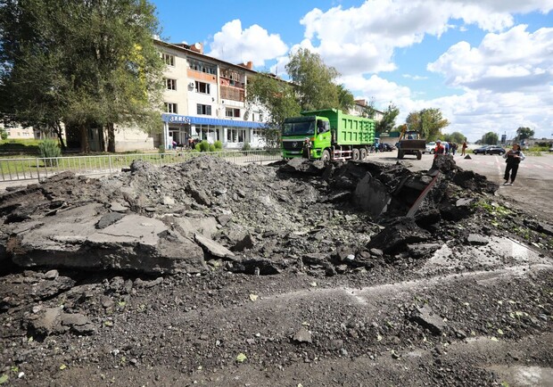 В Камышевасе снаряд РФ попал в дорогу, построенную в рамках "Большого строительства". 
