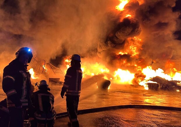 У Запоріжжі сталася масштабна пожежа: загасити її не могли понад 2 години. 
