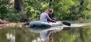 В результате ракетного удара в Кривом Роге люди плавают по улицам на лодках