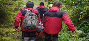 Стрийські рятувальники впродовж ночі шукали зниклого у лісі грибника і знайшли його знесиленим