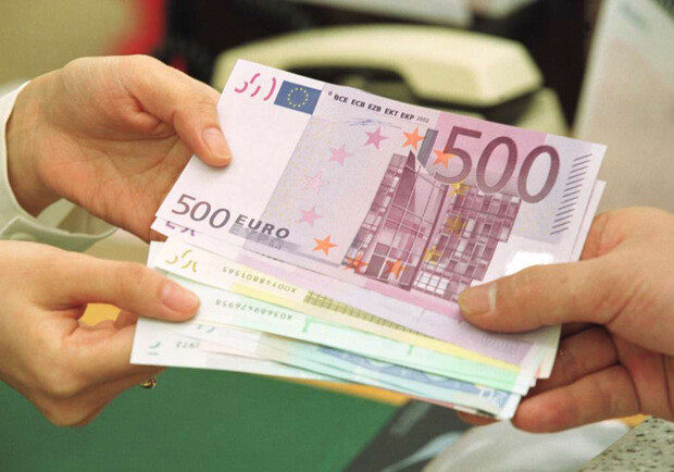 Курс валют в Україні 25 вересня 2022 року: скільки коштує долар і євро. 