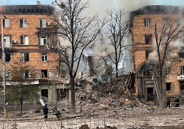 По центру Запорожья выпустили 7 ракет: разрушены жилые дома, люди под завалами - 