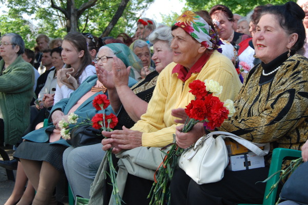 Вчера в парке Гагарина (Коммунарский район) чествовали ветеранов. Фото Ирины Макушинской. Vgorode.ua