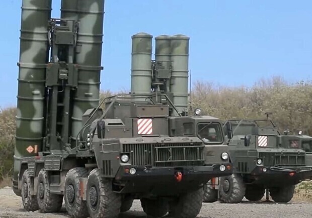 Російські військові доставили з Криму до Мелітополя ракетні комплекси С-300. 