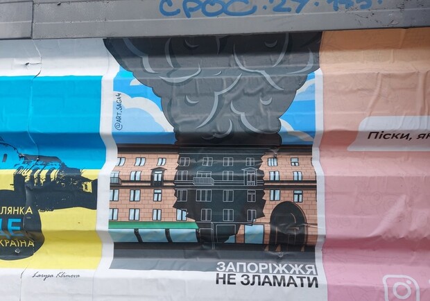 В Запорожье появилась уличная выставка патриотических плакатов. 