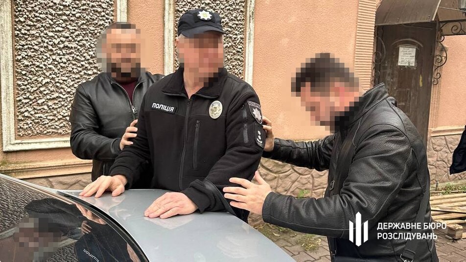 Одеський поліцейський попався на хабарі у 5000 доларів: намагався 