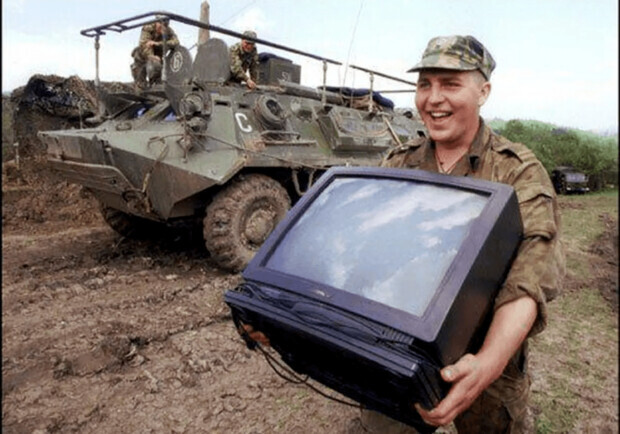 В Энергодаре российские военные воруют автомобили, бытовую технику и одежду. 