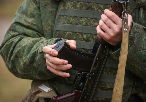 У Запорізькій області командир окупантів прострелив коліна двом солдатам. 
