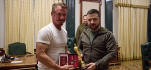 Шон Пенн знов приїхав в Київ та передав Зеленському 