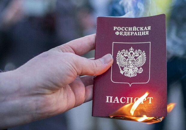 Працівник міграційної служби у Запорізькій області організовував "референдум" та видавав російські паспорти. 