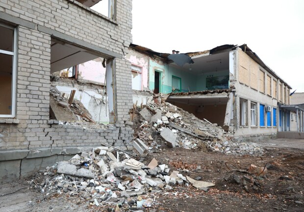 Как выглядит школа в Запорожской области, в которую попали три ракеты – 