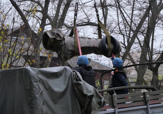 В Запорожье вывезли из жилого квартала остатки ракеты, которые могли взорваться - 