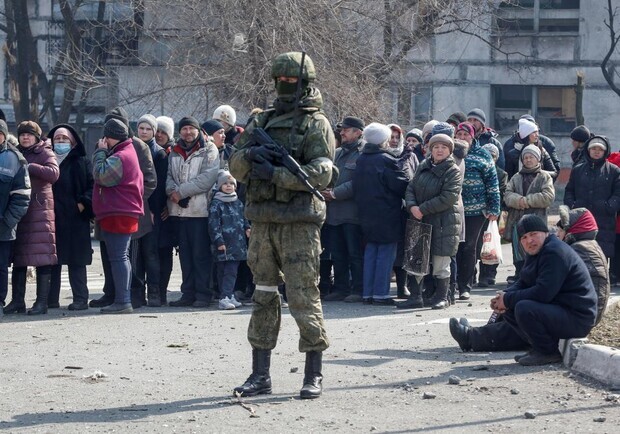 У Запорізькій області окупанти виселяють місцевих з осель, щоб розміщувати там росіян. 