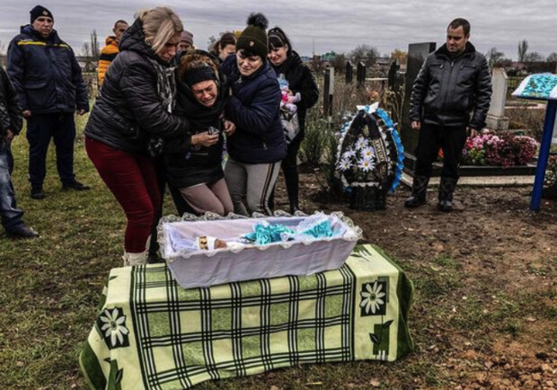 В Запорожской области попрощались с малышом, который погиб в результате ракетного удара 