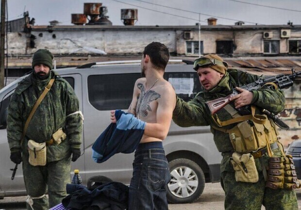 В Васильевке русские военные поставили колонну гражданских людей перед своей базой. 