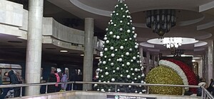 В Харькове в метро установили новогоднюю елку (фото)
