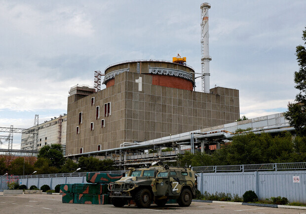 оккупанты разместили военную технику возле реактора ЗАЭС. 