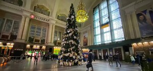 В Киеве на железнодорожном вокзале придумали необычный способ, как засветить елку