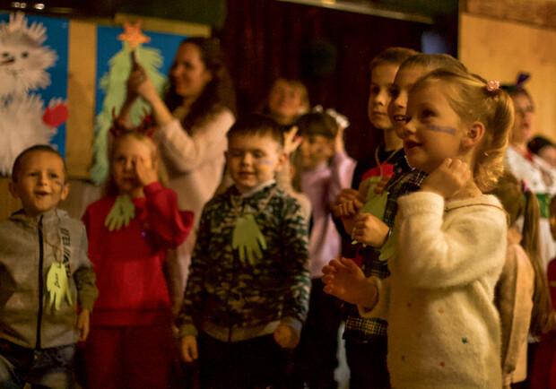 У Запоріжжі влаштували свято для дітей ВПО та подарували їм подарунки (фоторепортаж) - фото: Vgorode.ua
