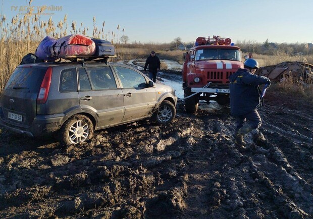 Запорожские спасатели извлекли 11 авто и 3 микроавтобуса с людьми на размытой "Дороге жизни". 