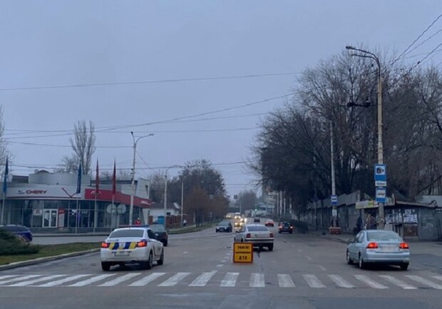 В Запорожье автомобиль сбил двух пешеходов: женщина погибла – 