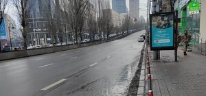 На Печерске с дороги убрали полосу общественного транспорта: в чем причина