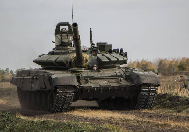На території окупованої Запорізької області росіяни закопують танки в полях. 