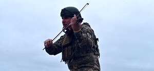 Скрипач, который служит в ВСУ, сыграл на горе Кременец в Изюме