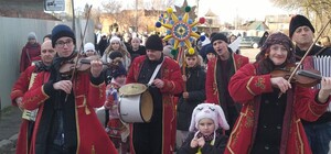 Дрогобичем, колядуючи, пройшла масштабна хода вертепів — відео 