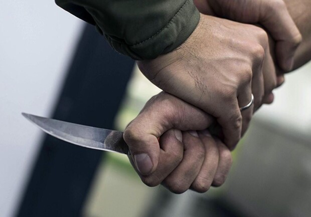 У Запорізькій області чоловік надав притулок безхатченку, який пізніше вбив його ножем. 