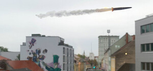 Українська художниця розклеїла наліпки у вигляді ракети на вікнах закордонного транспорту