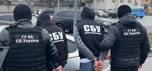 У Києві чоловіки продавали паспорти України громадянам РФ