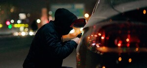 Уже 18 пострадавших: на Салтовке неизвестные режут колеса автомобилей у подъездов