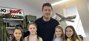 Девочки, продававшие сувениры на Крещатике, собрали для ВСУ десятки тысяч гривен