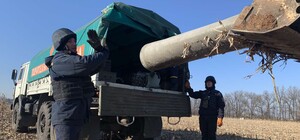 Рятувальники показали, як вивозять залишки ракети С-300 у Харківській області (фото)