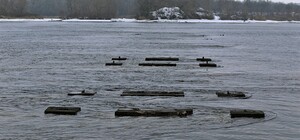 В Запорожье из-за понижения уровня воды в Днепре стало видно остатки моста времен Второй мировой войны