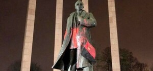 Відбувся суд над колишнім курсантом, який облив фарбою пам'ятник Бандері у Львові