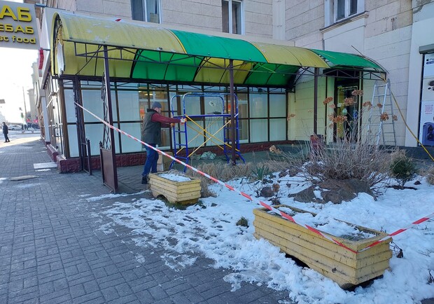В Запорожье убрали незаконную летнюю площадку кафе на Металлургов - 