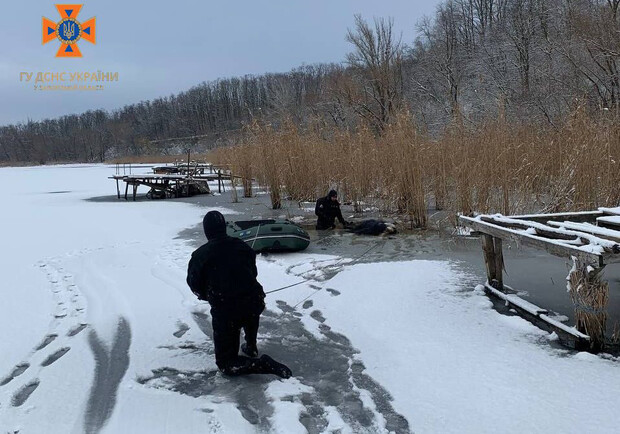 В Запорожской области тело человека вмерзло в лед: вызвали спасателей 