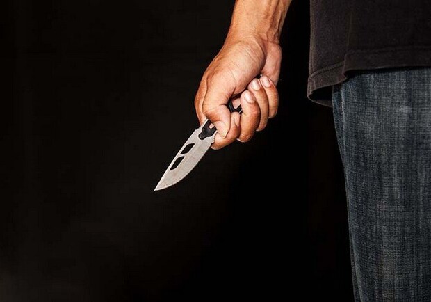 В Запорожье мужчина избил собственную мать и ударил ее ножом. 