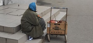 В Днепре бабушка продает на улице запасы из погреба, чтобы помочь ВСУ