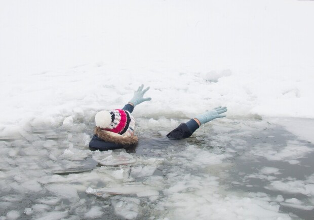В Запорожье два подростка провалились под лед. 