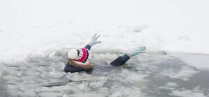 У Запоріжжі двоє підлітків провалилися під кригу