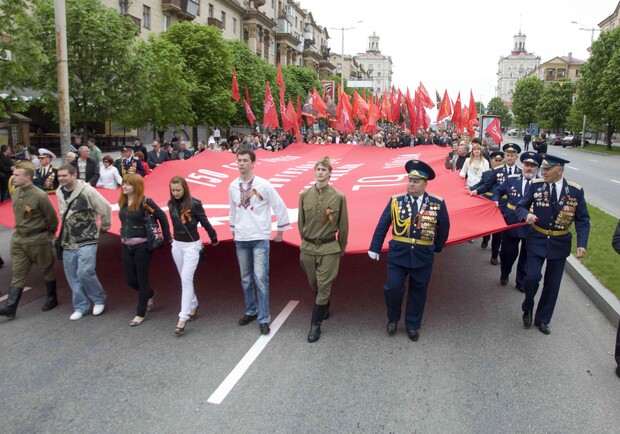 Новость - События - В честь Дня Победы Запорожье развернуло самый большой в Украине флаг