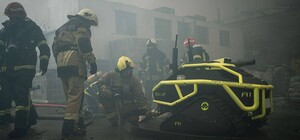 В Киеве для борьбы с огнем сегодня впервые использовали робота-пожарного - видео