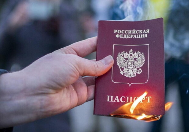 В Запорожской области оккупанты создают условия тюрьмы, где паспорт РФ становится "билетом" для перемещения. 