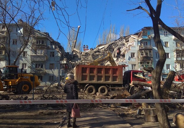 "Все летить, все трясеться": що кажуть мешканці зруйнованого ракетою будинку в Запоріжжі - фото: Олександра Залозна