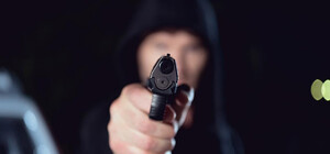 В центре Днепра мужчина с пистолетом напал на женщину